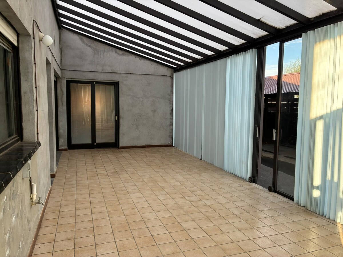 Woning met 2 slaapkamers en ruime veranda in de vijfwegen! 