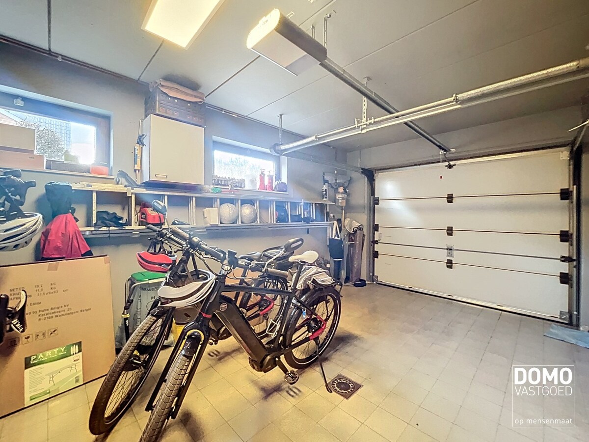 Ruime woning met 4 slaapkamers, groene tuin, terras en inpandige garage 