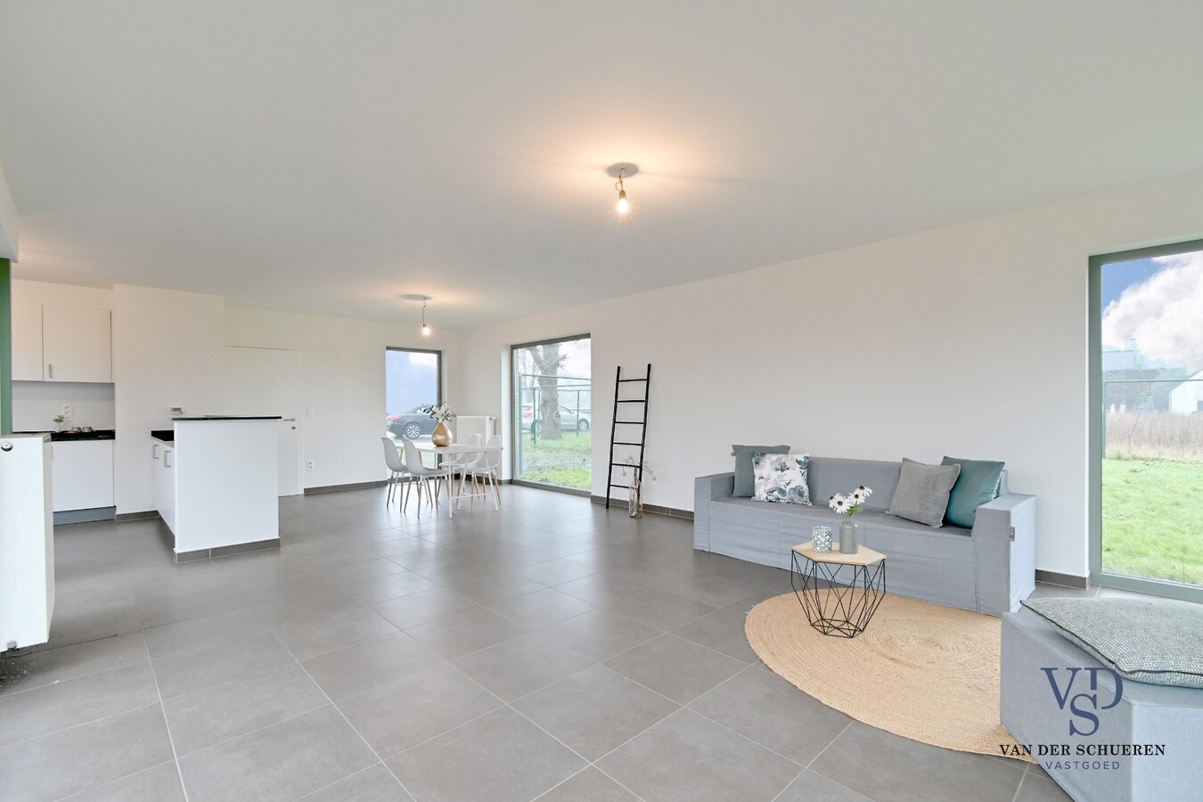 Ruime Half Open, op een commercieel gunstige ligging 