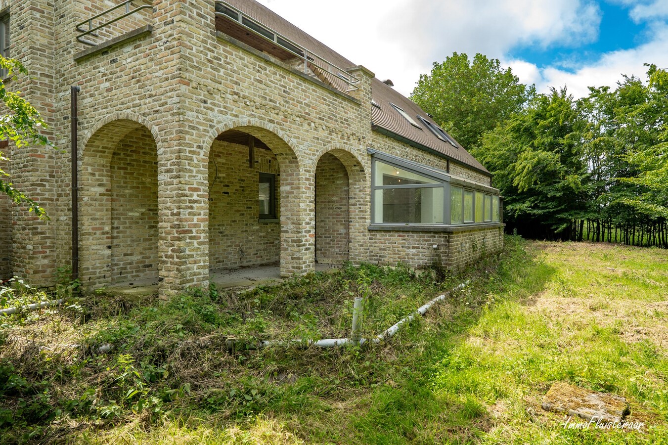 Hoogwaardige ruwbouwvilla met bijgebouw en weide 