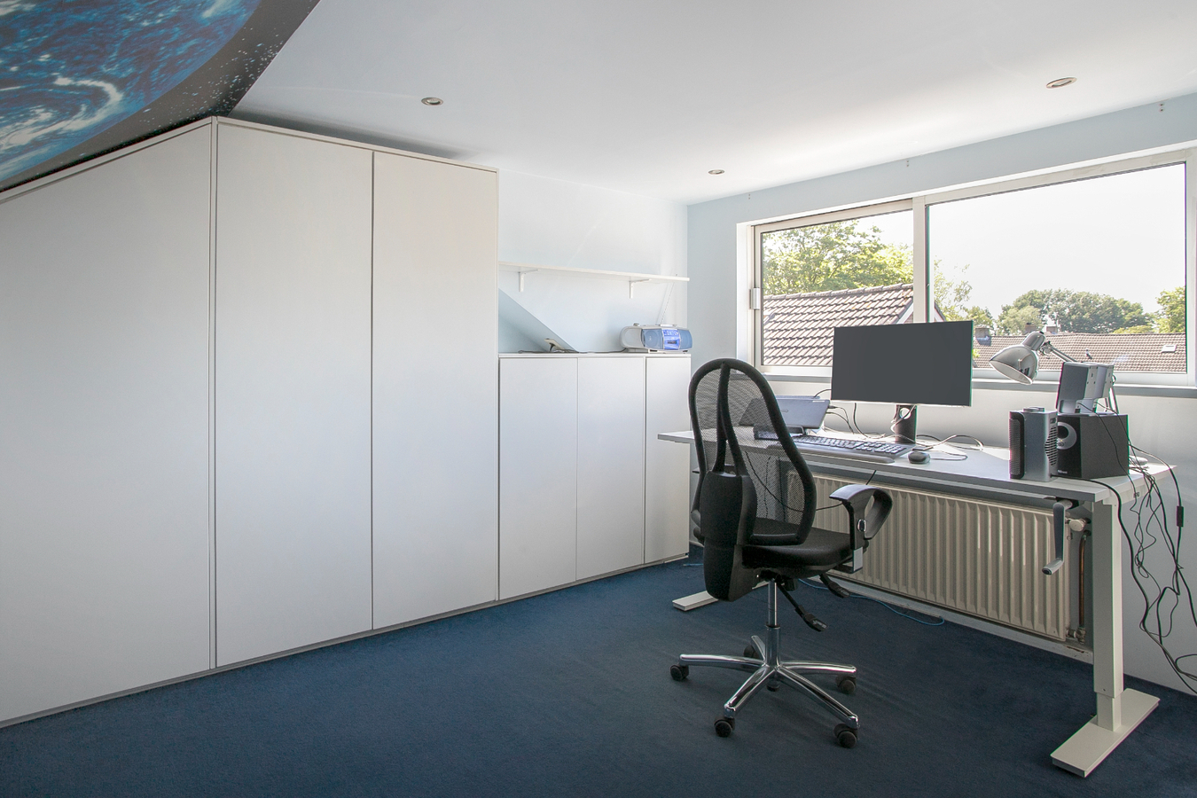 Instapklare eindwoning met 3 slaapkamers en grote zolderverdieping, berging en zonnige achtertuin. 