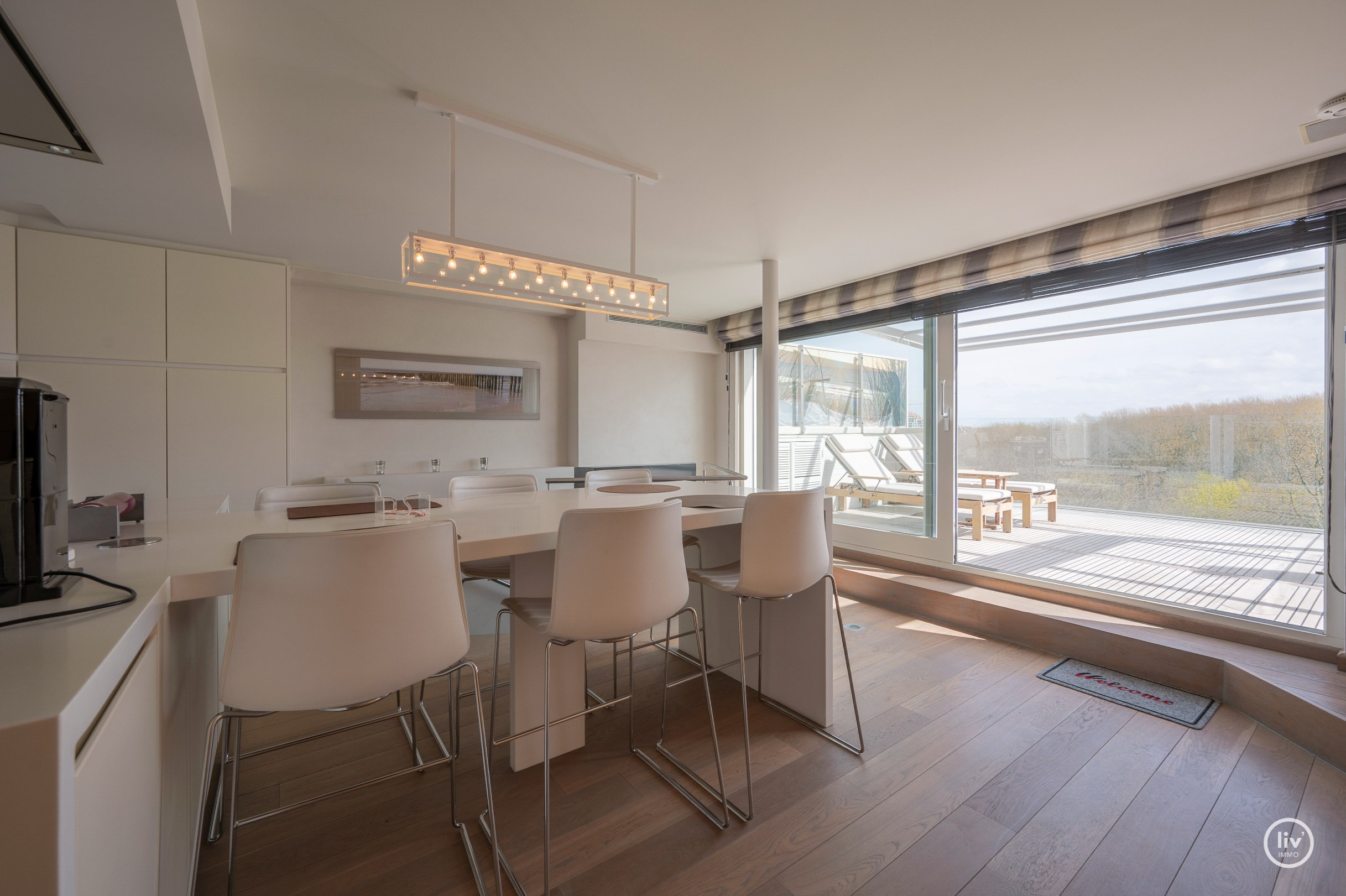 Dit magnifieke duplexappartement combineert uitzonderlijke volumes met adembenemende zichten over zowel de omliggende bossen als de zee. 