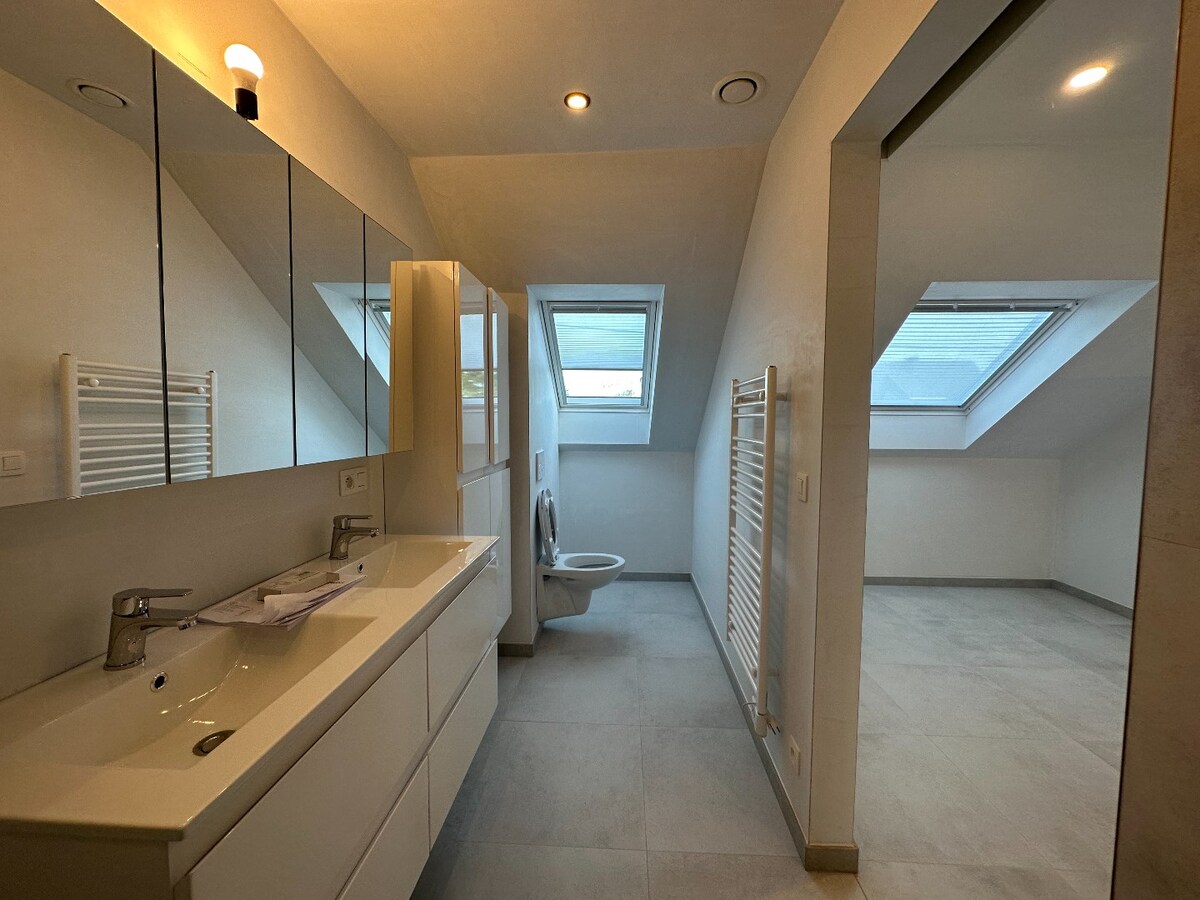 Volledig vernieuwde woning met 2 slaapkamers 