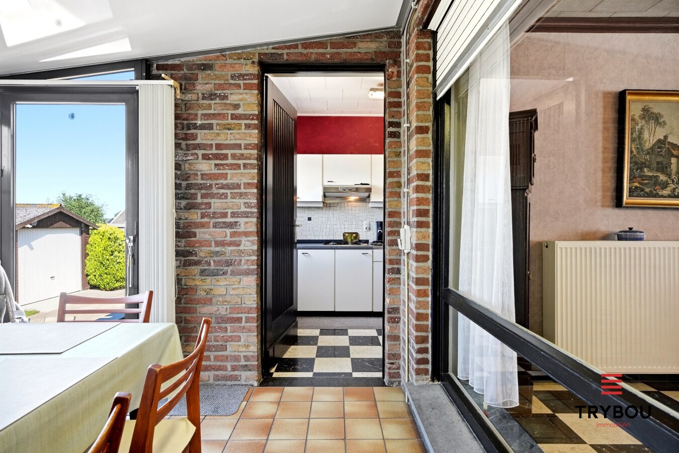 Alleenstaande woning op een ruim perceel met 3 slaapkamers en 2 garages! 