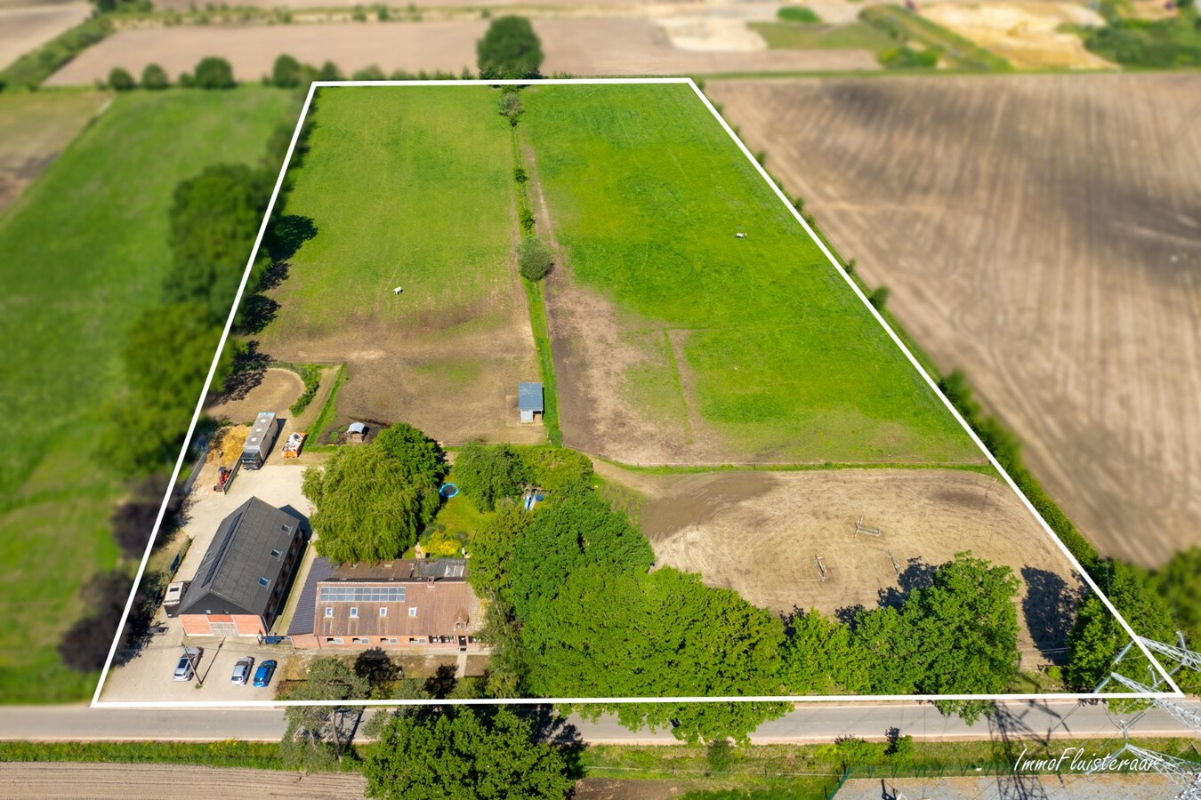 Goed gelegen langgevelhoeve met paardenstallen op ca. 3,5 ha. 
