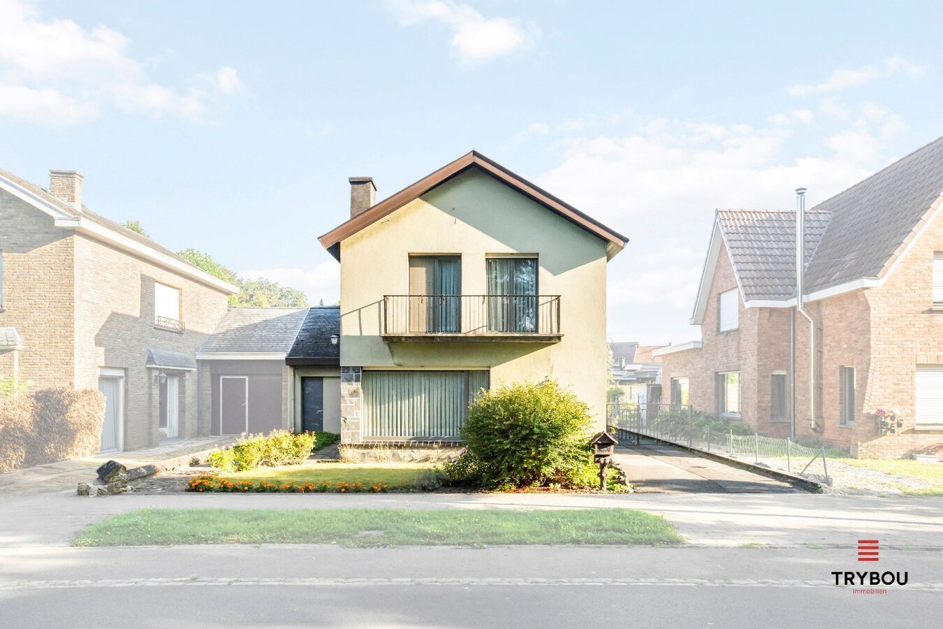 Centraal gelegen, halfopen woning met loods op perceel van 625m² 