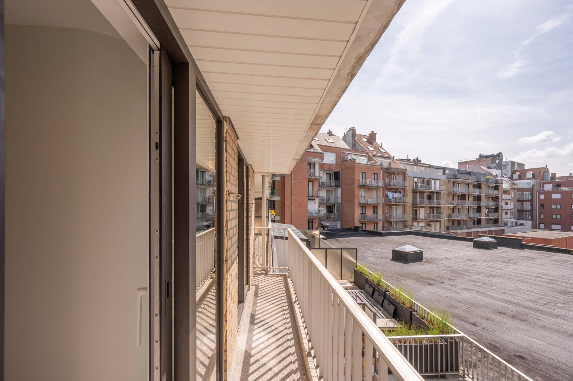 Appartement exclusivement rénové avec 3 chambres à vendre près de la plage d'Albert et de la place de la Lumière. 