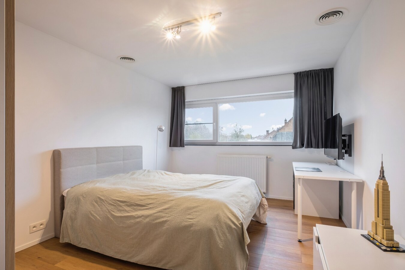 Moderne villa met praktrijkruimte op TOPligging te Heule  ! 