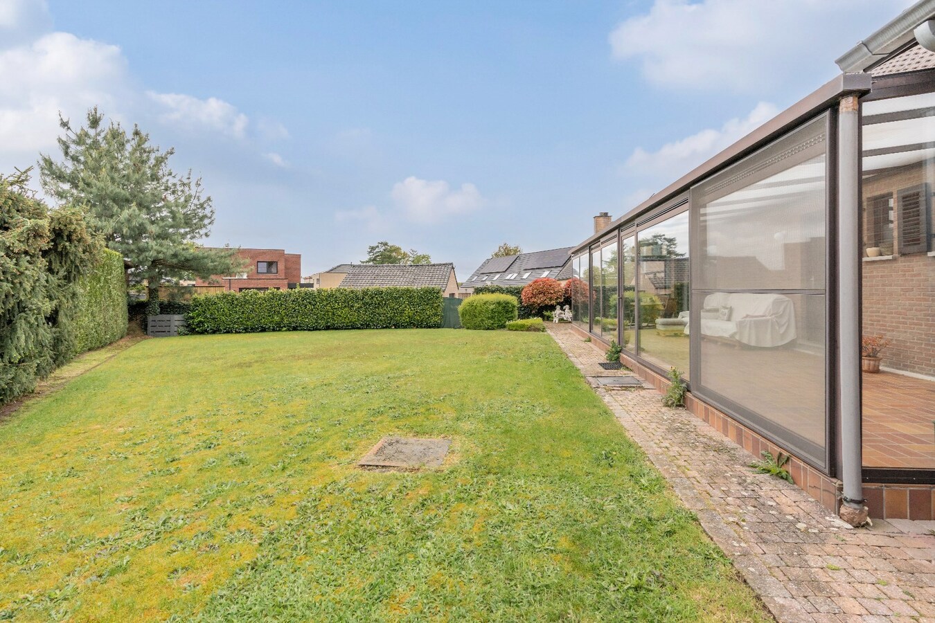 Ruime woning met garage, tuin en 3 slaapkamers op een zeer rustige locatie. 