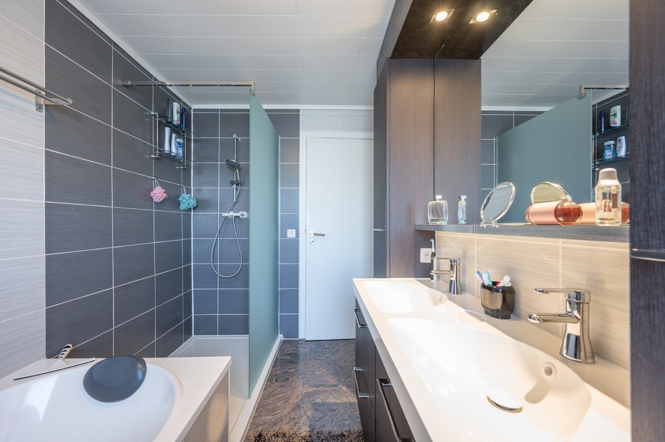 Rustig gelegen halfopen bebouwing met tuin en twee garages te Heist 