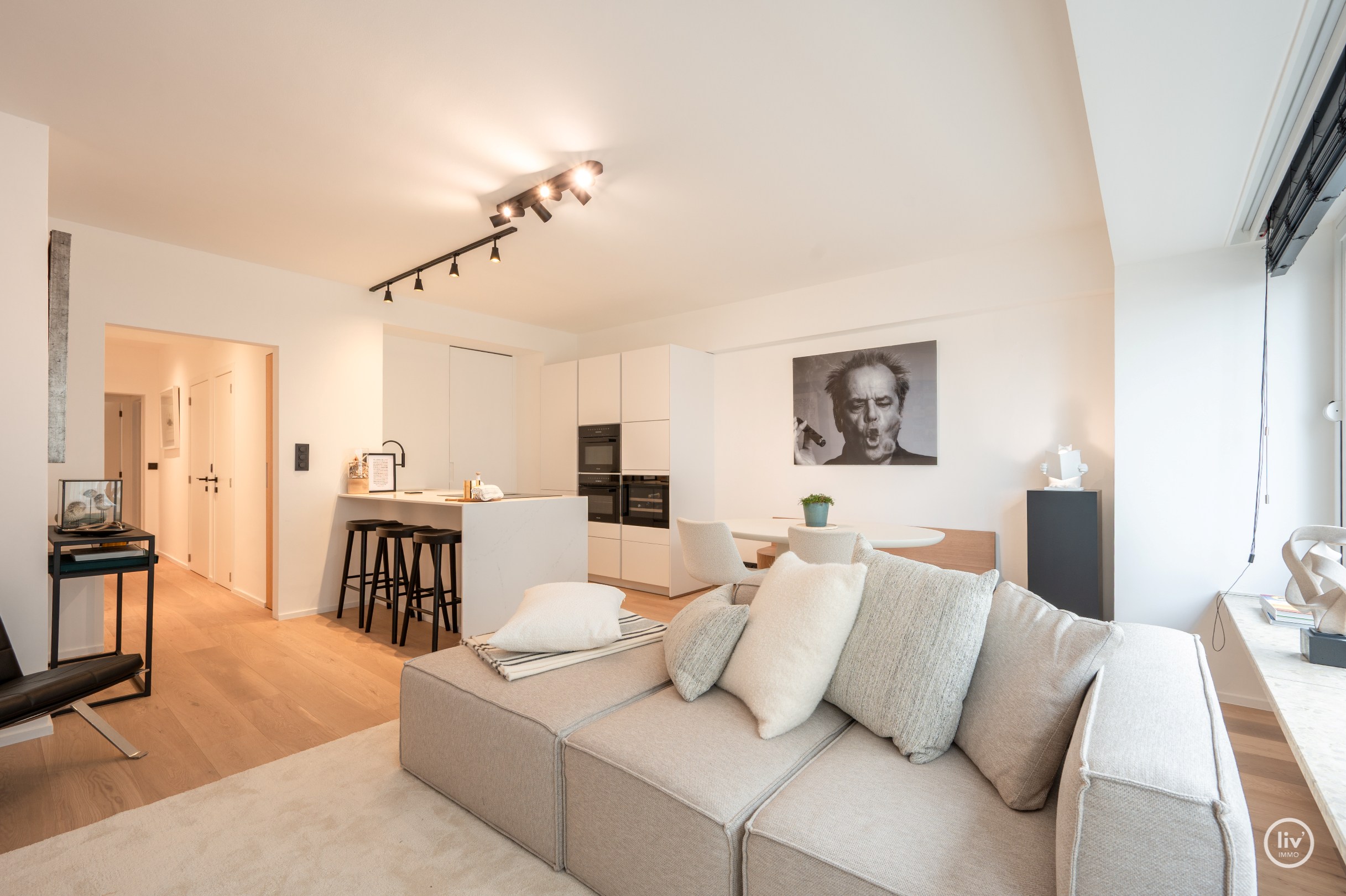 Gerenoveerd 2 slaapkamer appartement met een prachtig zeezicht gelegen nabij het Driehoeksplein te Knokke. 