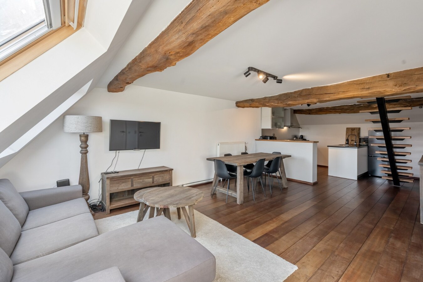 Comfortabel duplex appartement op de 3de en 4de verdieping van een kleinschalige residentie op een steenworp van de historische markt! 