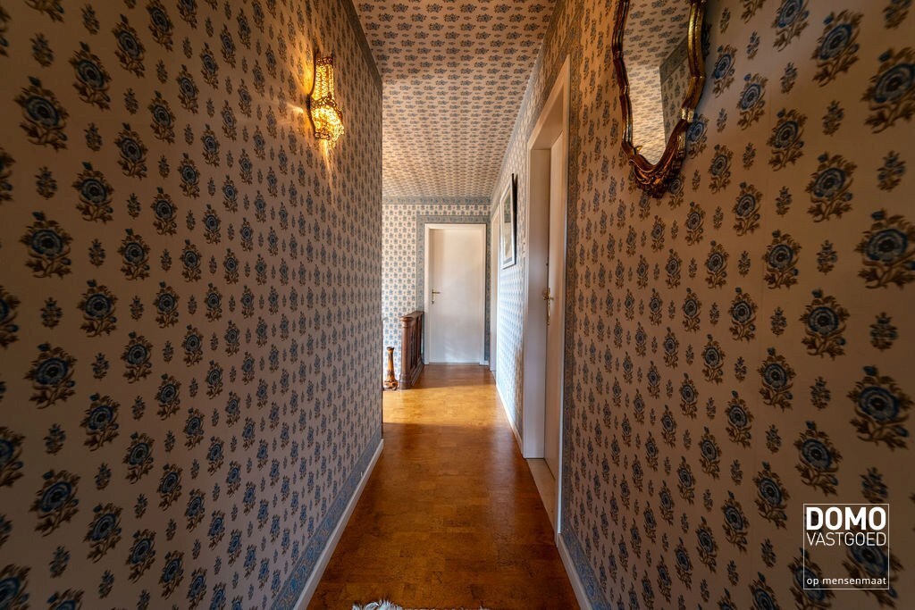 KARAKTERVOLLE, RUIME WONING MET 4 SLAAPKAMERS EN ZONNIGE TUIN TE STOKROOIE 