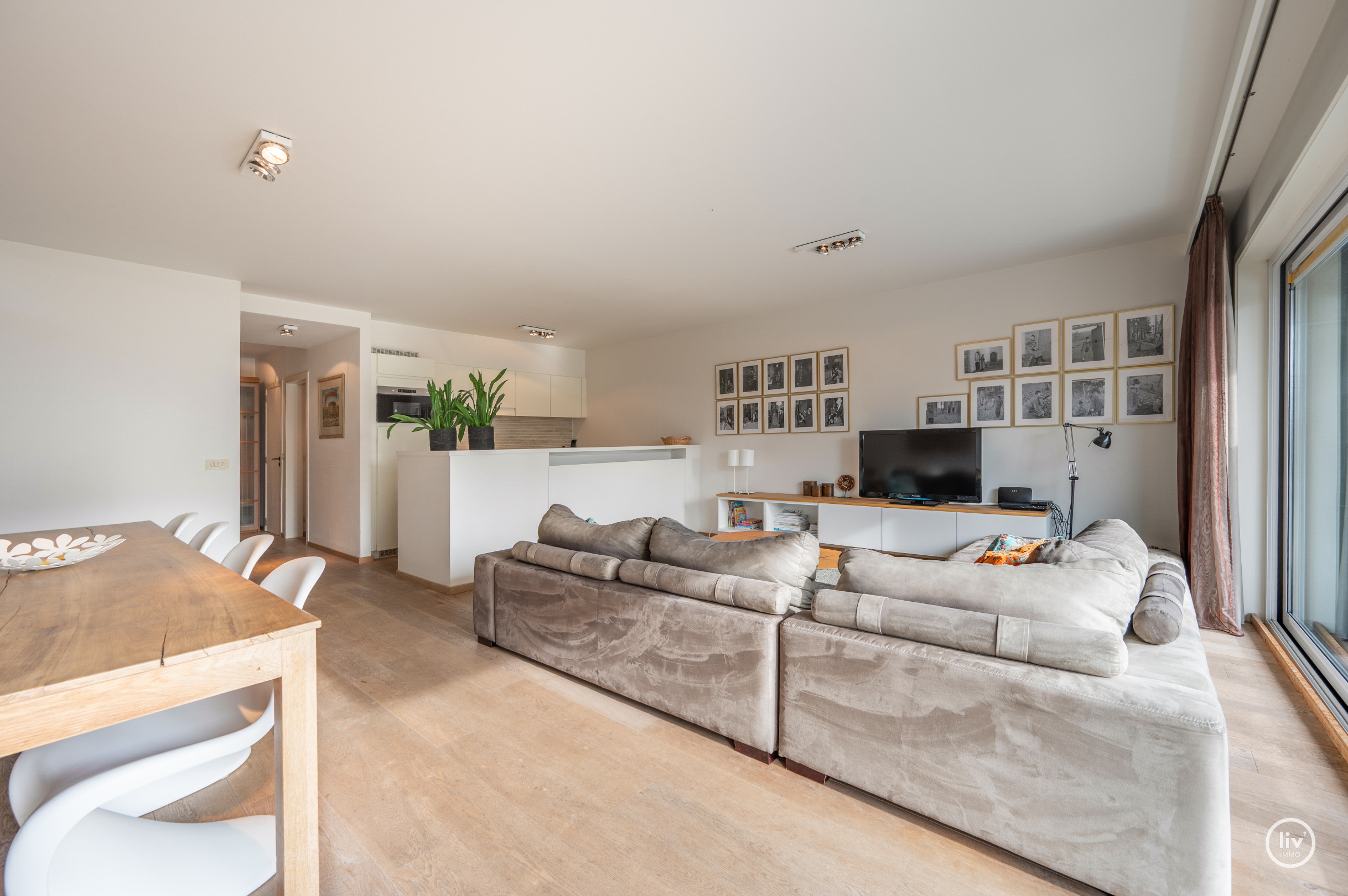 Zeer ruim en zonnig gelijkvloersappartement met 3 slaapkamers, groot zonneterras en mogelijkheid tot aankoop van ruime garage. 