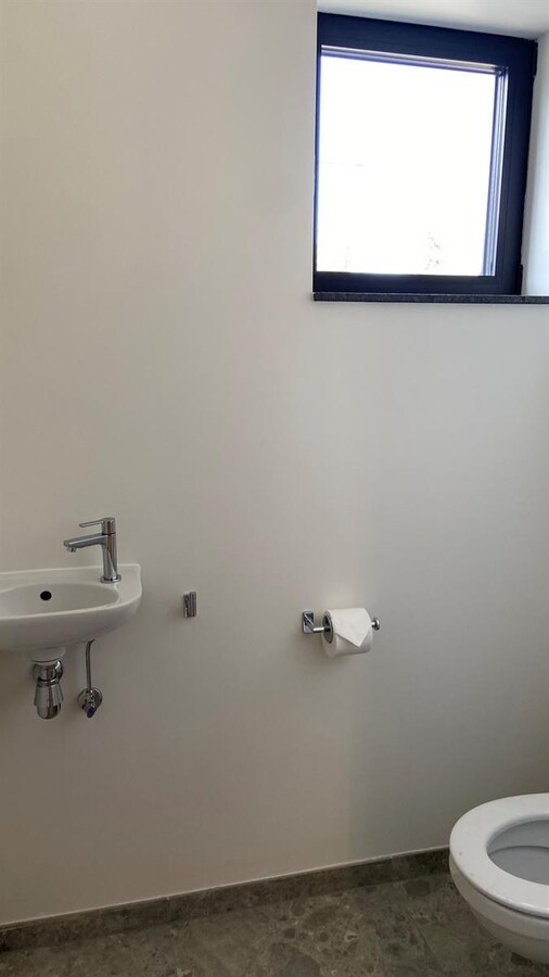 GELIJKVLOERS APPARTEMENT MET TWEE SLAAPKAMERS EN PRIVATIEVE TUIN 