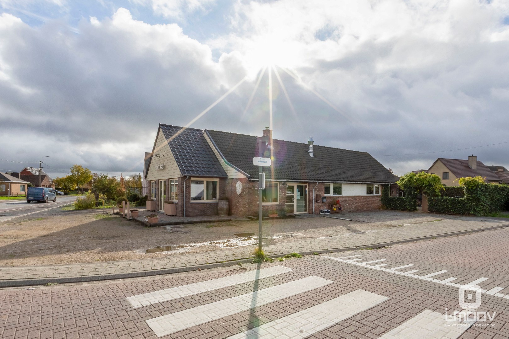 Te koop- Gebruiksklaar restaurant met terras en appartement in hartje Hijfte (Lochristi) 