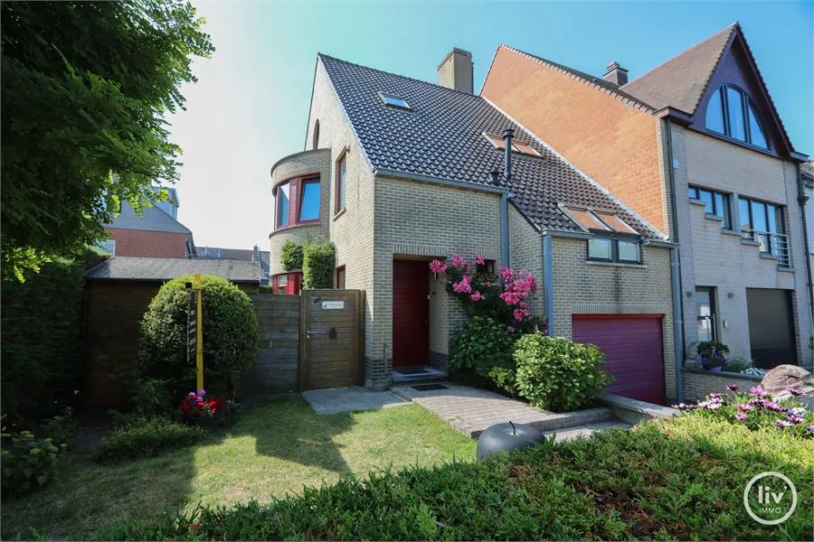 Maison spacieuse avec 4 chambres à coucher située dans le centre de Knokke. Calme et pourtant proche de tout.