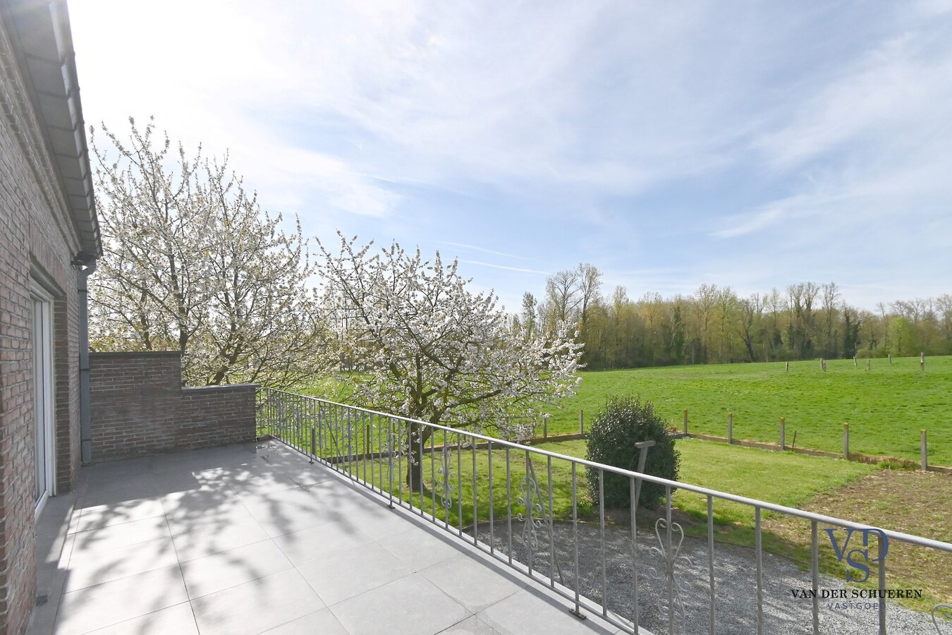 Ruime woning op unieke locatie in het groen, vlakbij Dikkele 