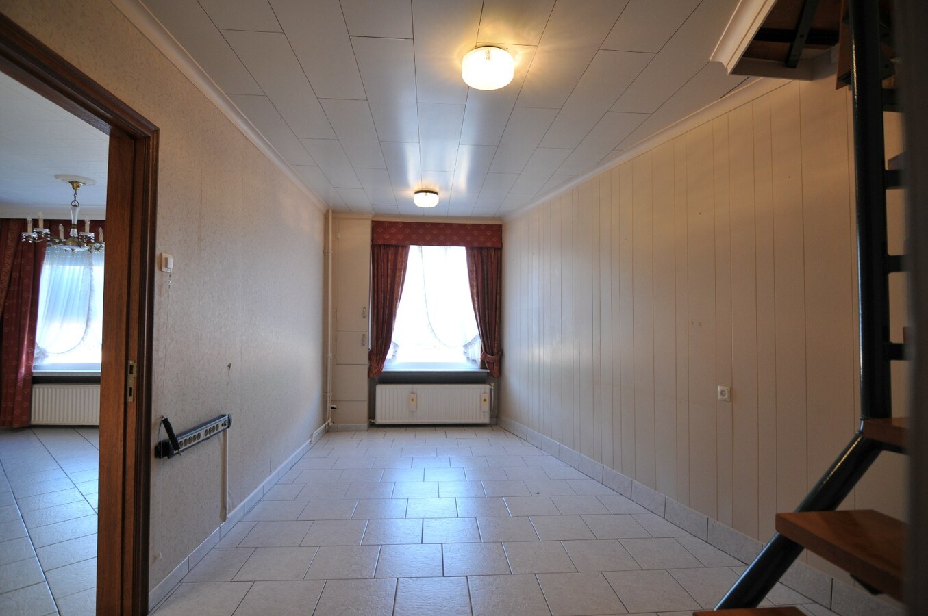 Rijwoning met garages in rustige omgeving 