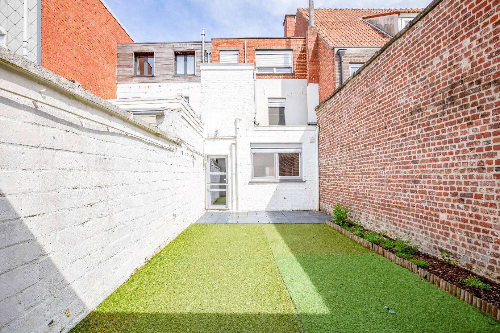 Toffe woning in rij met ingerichte tuin en garagebox 