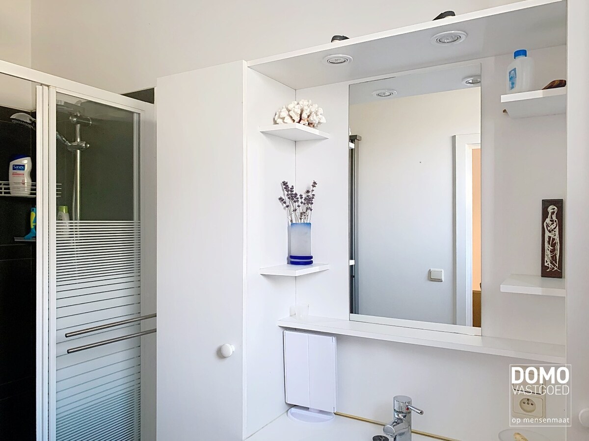 COMMERCIEEL PAND MET RUIM APPARTEMENT OP ZICHTBARE LOCATIE IN HERK-DE-STAD 