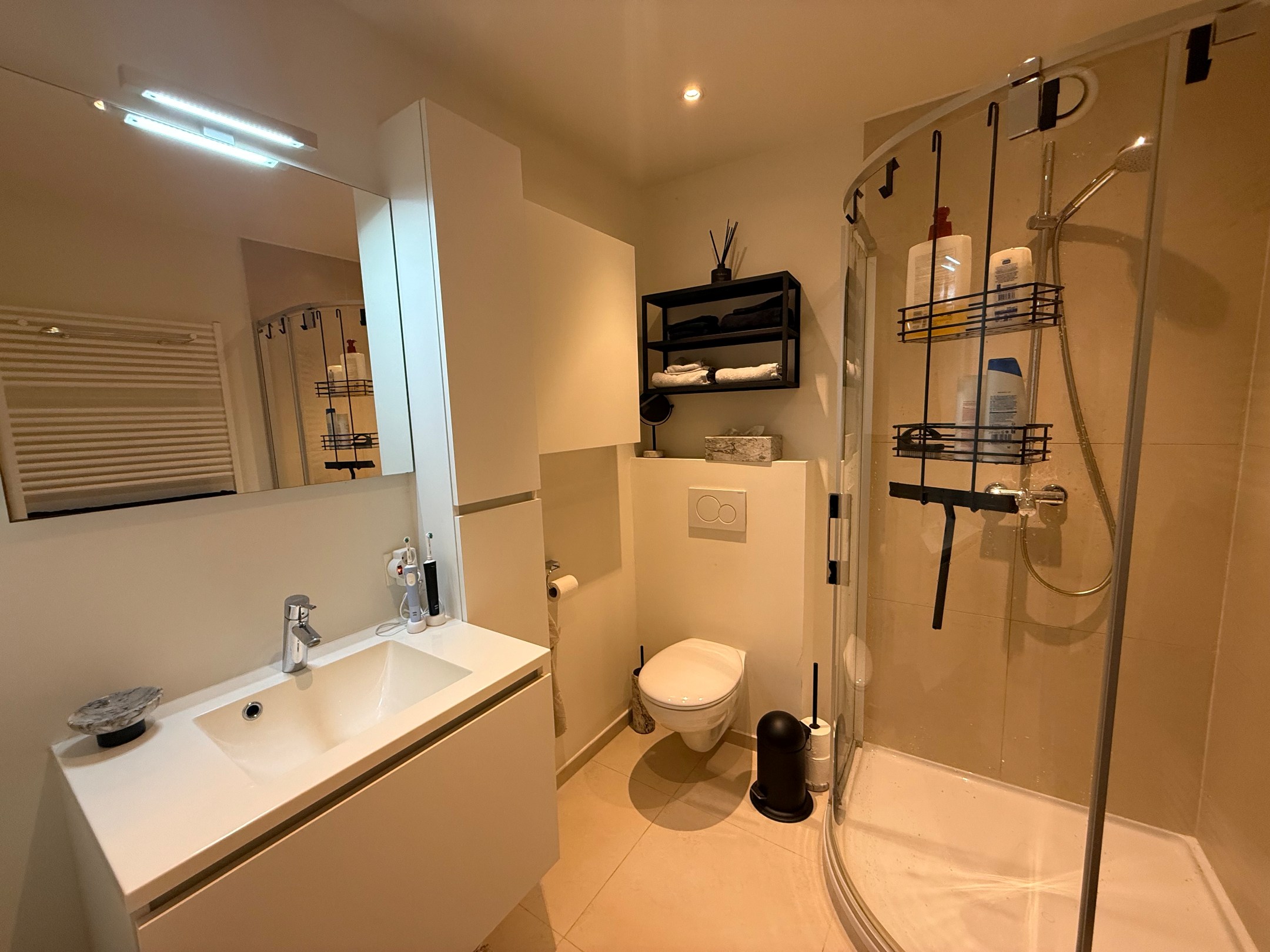 ONGEMEUBELD - Ruim appartement (3 slaapkamers) met een PRACHTIG ZICHT op het groen en de villa's, in het Zoute. KAN OP VENNOOTSCHAP GEHUURD WORDEN. 