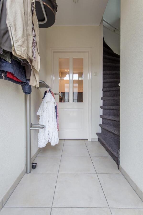 Sfeervolle en gunstig gesitueerde tweekapper met garage, berging en vrije achterom gelegen op 221 M². Deze woning ligt op loopafstand van het centrum van Hilvarenbeek. 