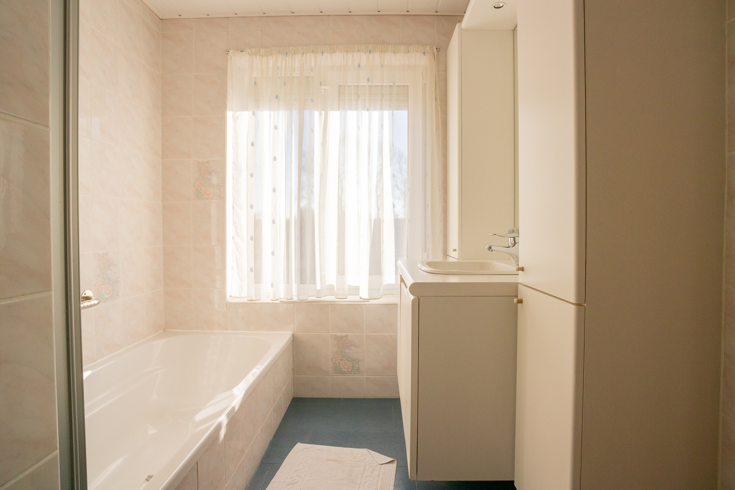 Halfopen woonhuis met grote, zonnige tuin op rustige ligging 