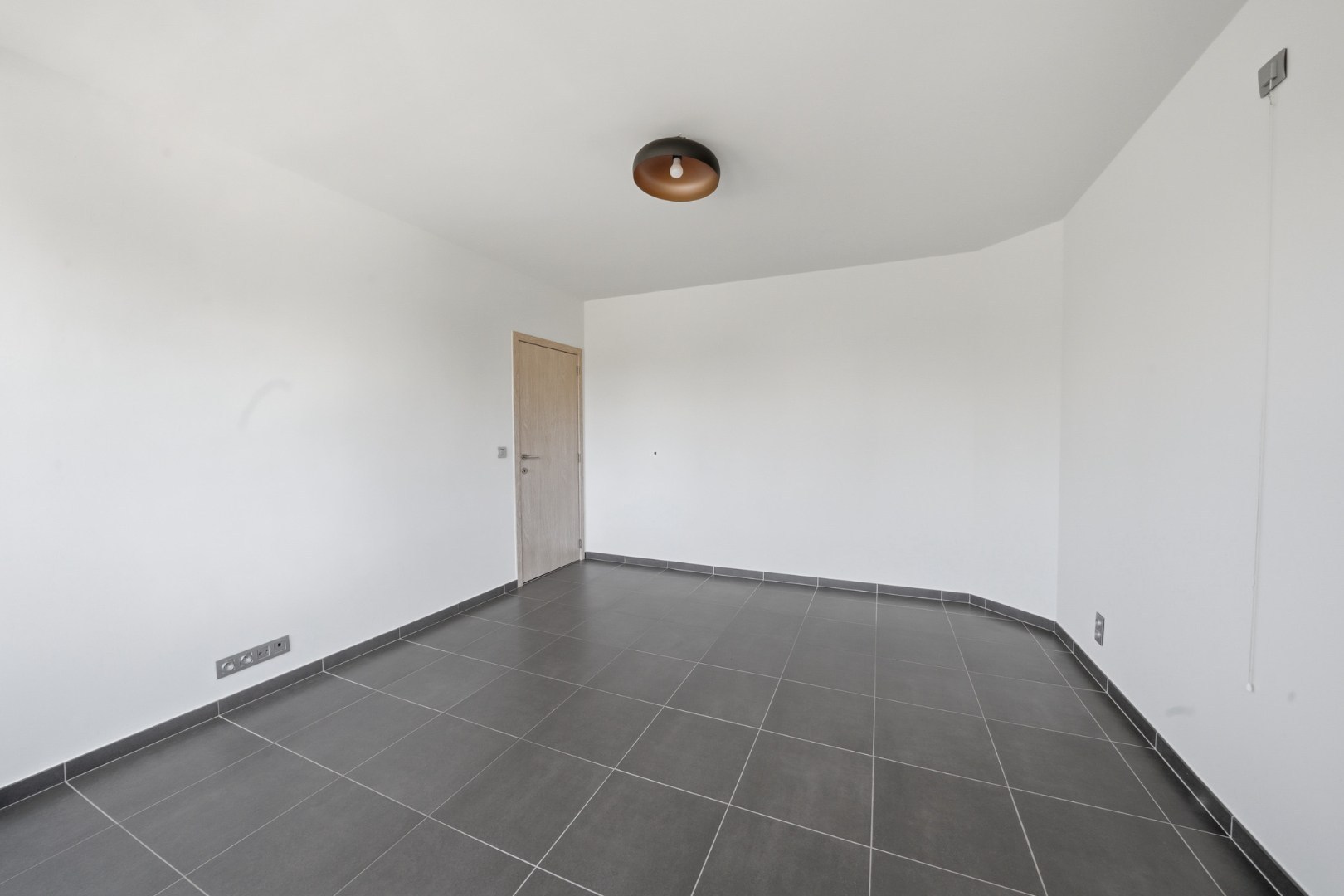 Volledig gerenoveerde bel-étage met ruime garage te Oostende 