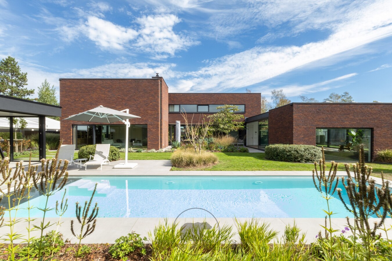 Buitengewone design villa op unieke ligging te Lochristi 