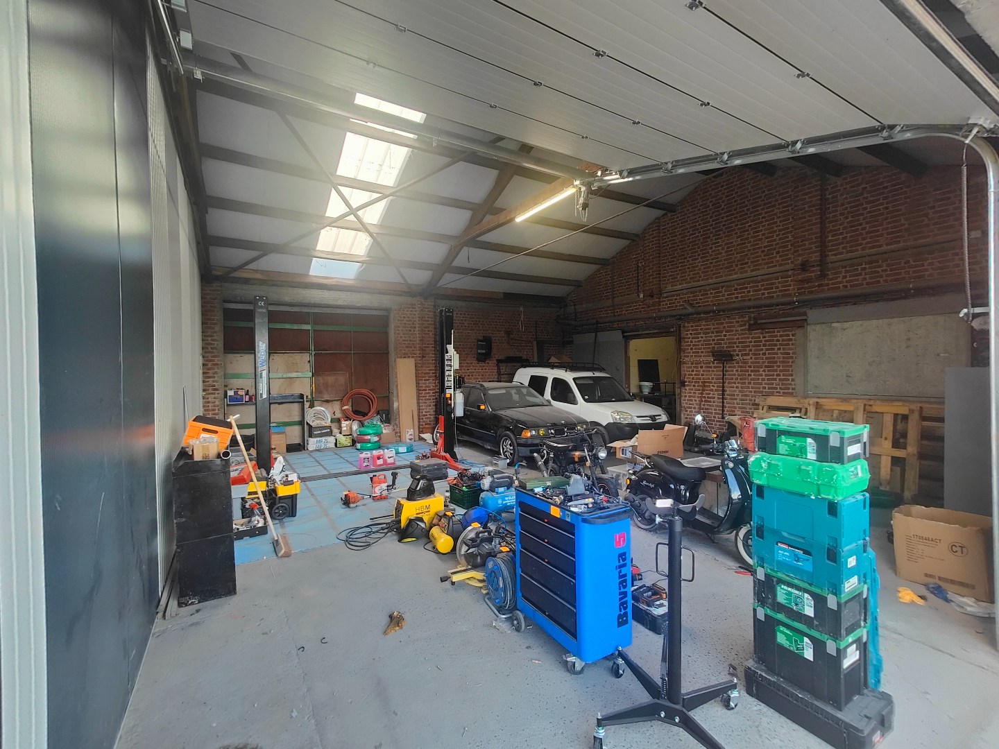 Loods van 190m² met automatische inrijpoort 