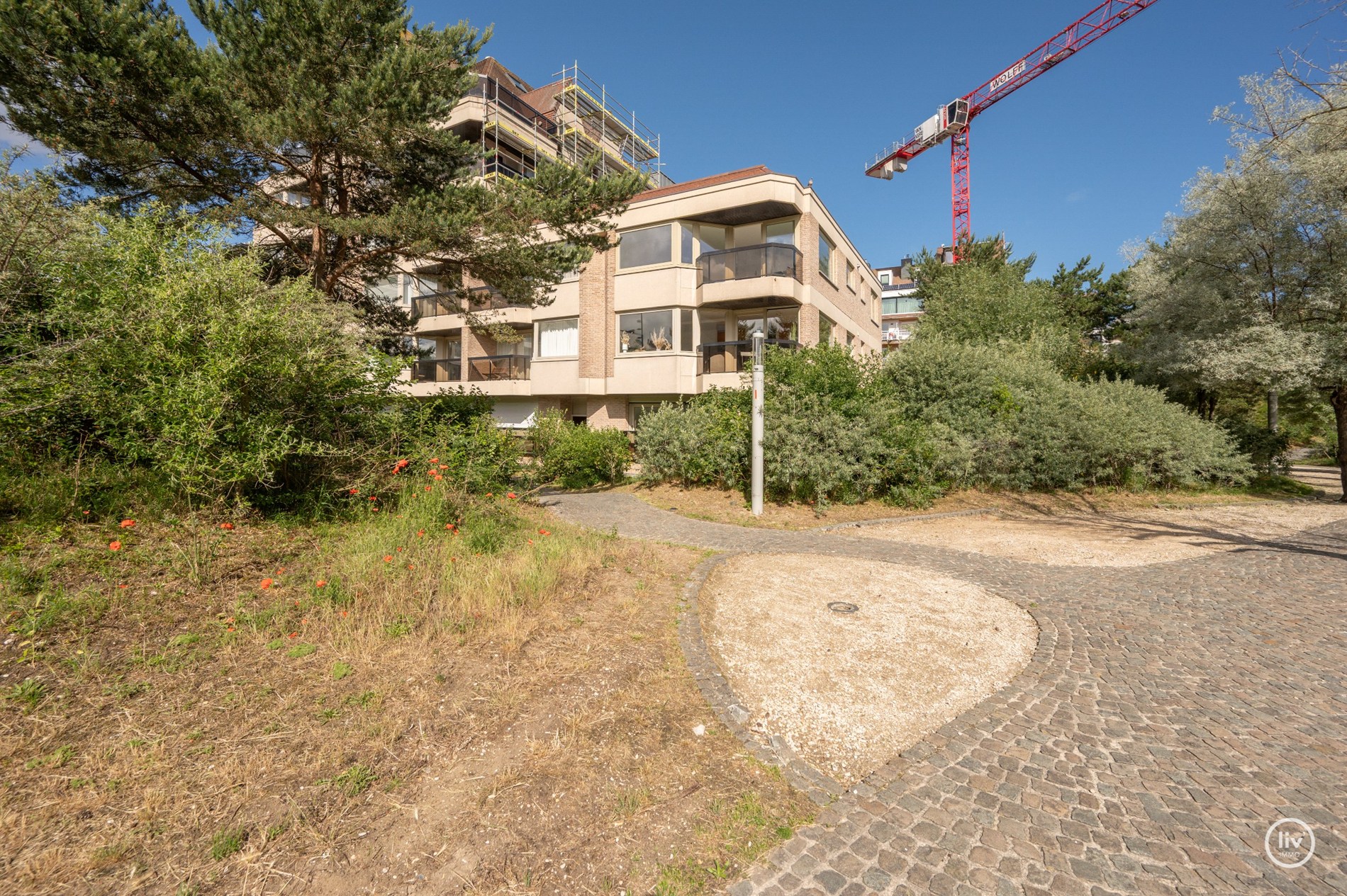 Magnifique appartement rénové de 2 chambres avec de belles vues sur le parc Yzer à Knokke. 