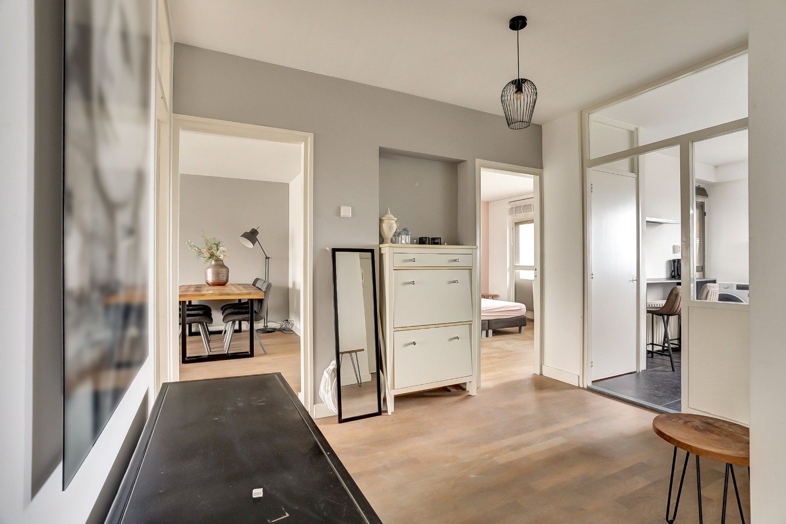 4-kamer appartement op de 6e verdieping met keurige keuken en badkamer, 2 balkons, berging in de onderbouw en gelegen op eigen grond! 