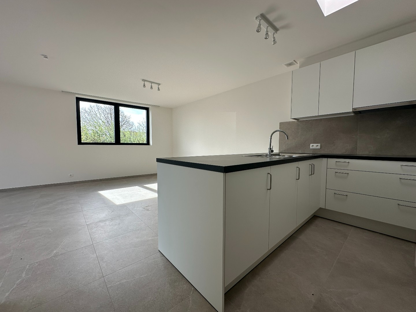 Instapklaar energiezuinig nieuwbouwappartement met mooi zonneterras, Torhout 