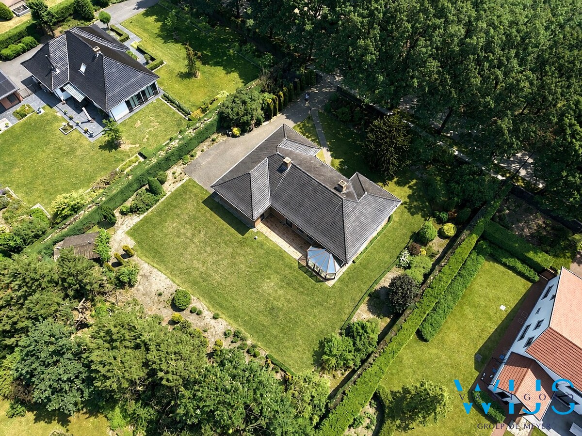 Zeer ruim woonhuis op een prachtig perceel van 1.955 m² in Lembeke 