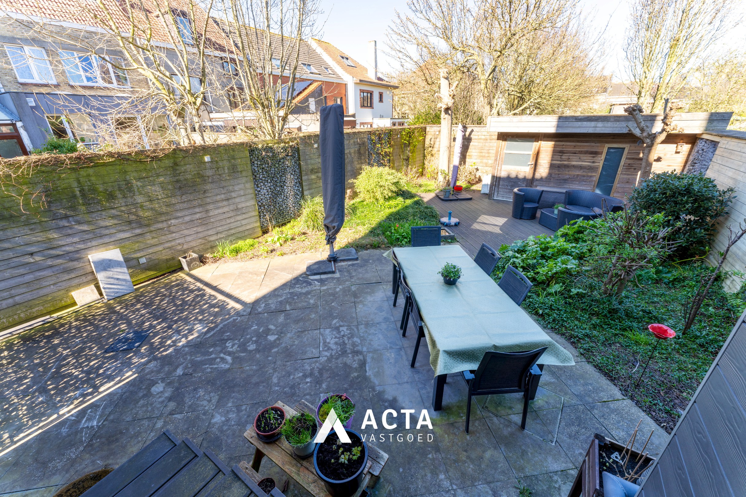 Halfopen bebouwing met vier slaapkamers en dubbele garage in Mariakerke 