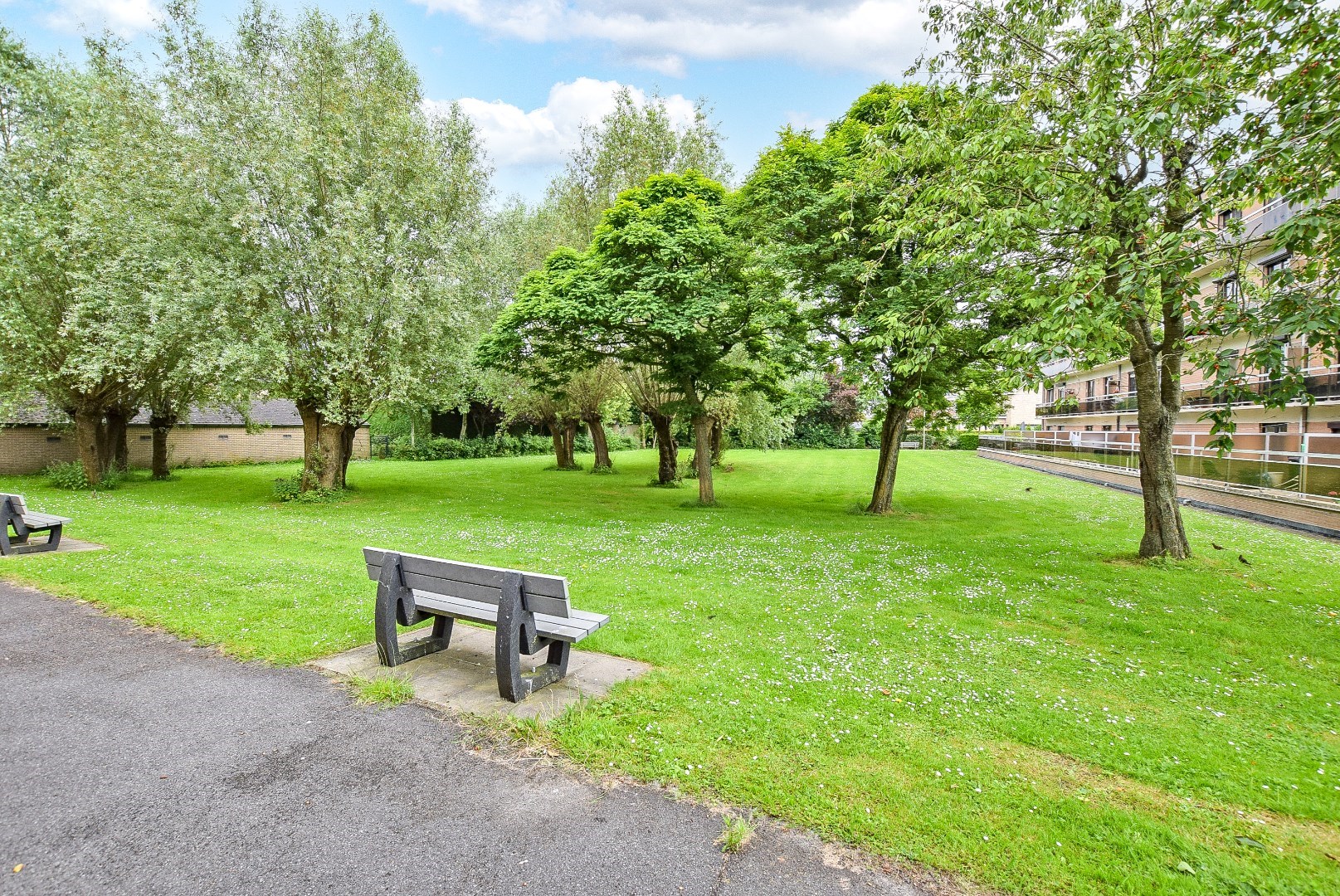 Centraal gelegen handelsruimte (148 m²) in centrum Diksmuide! 