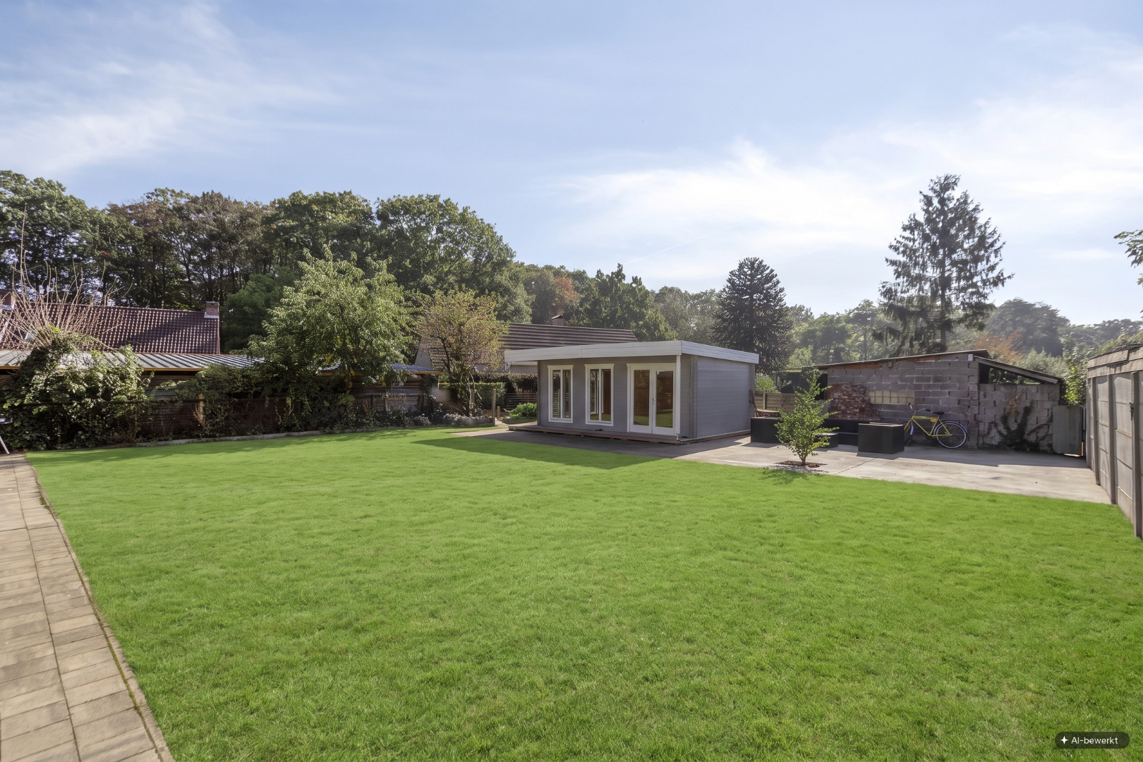 Vrijstaande woning van 2015 met 3 slaapkamers, volledige kelder en zuidgerichte tuin in Schilde. 