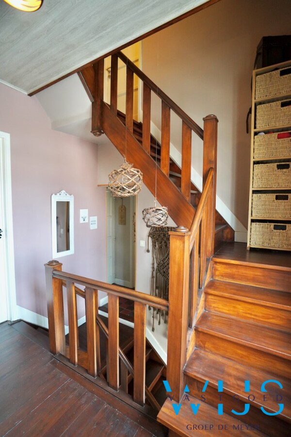 Zeer ruim en stevig woonhuis te Rieme ! 