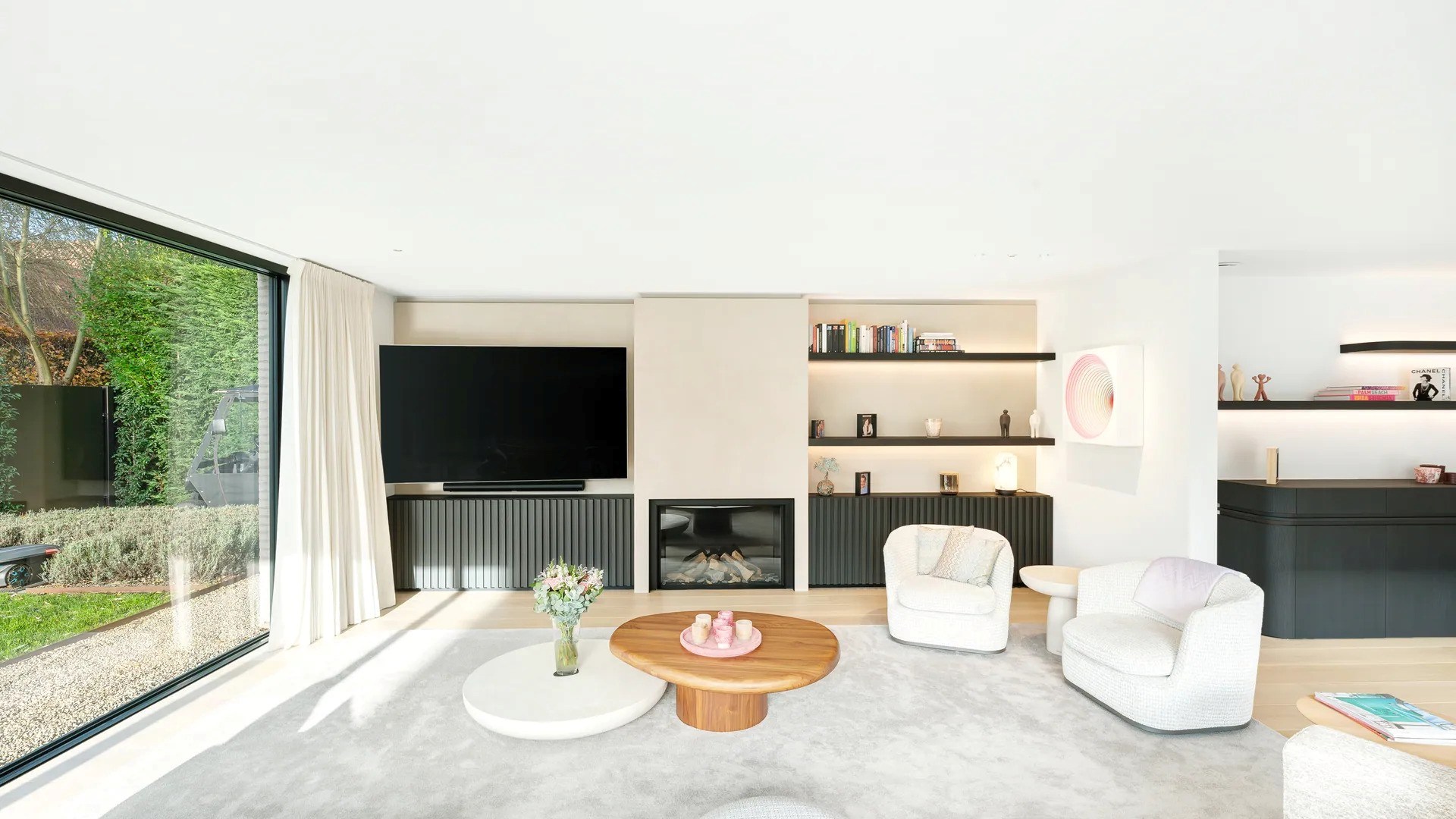 Prachtig vernieuwde koppelvilla rustig gelegen tussen Knokke centrum en Het Zoute met een perfecte Zuid-West oriëntatie. 
