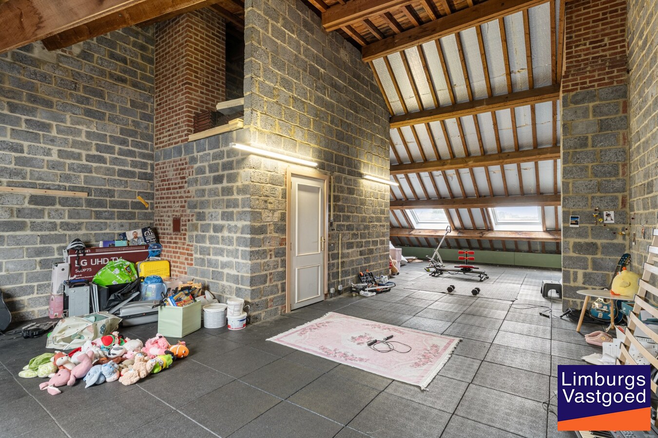 Commercieel uitstekend gelegen investeringspand bestaande uit winkel + duplex 