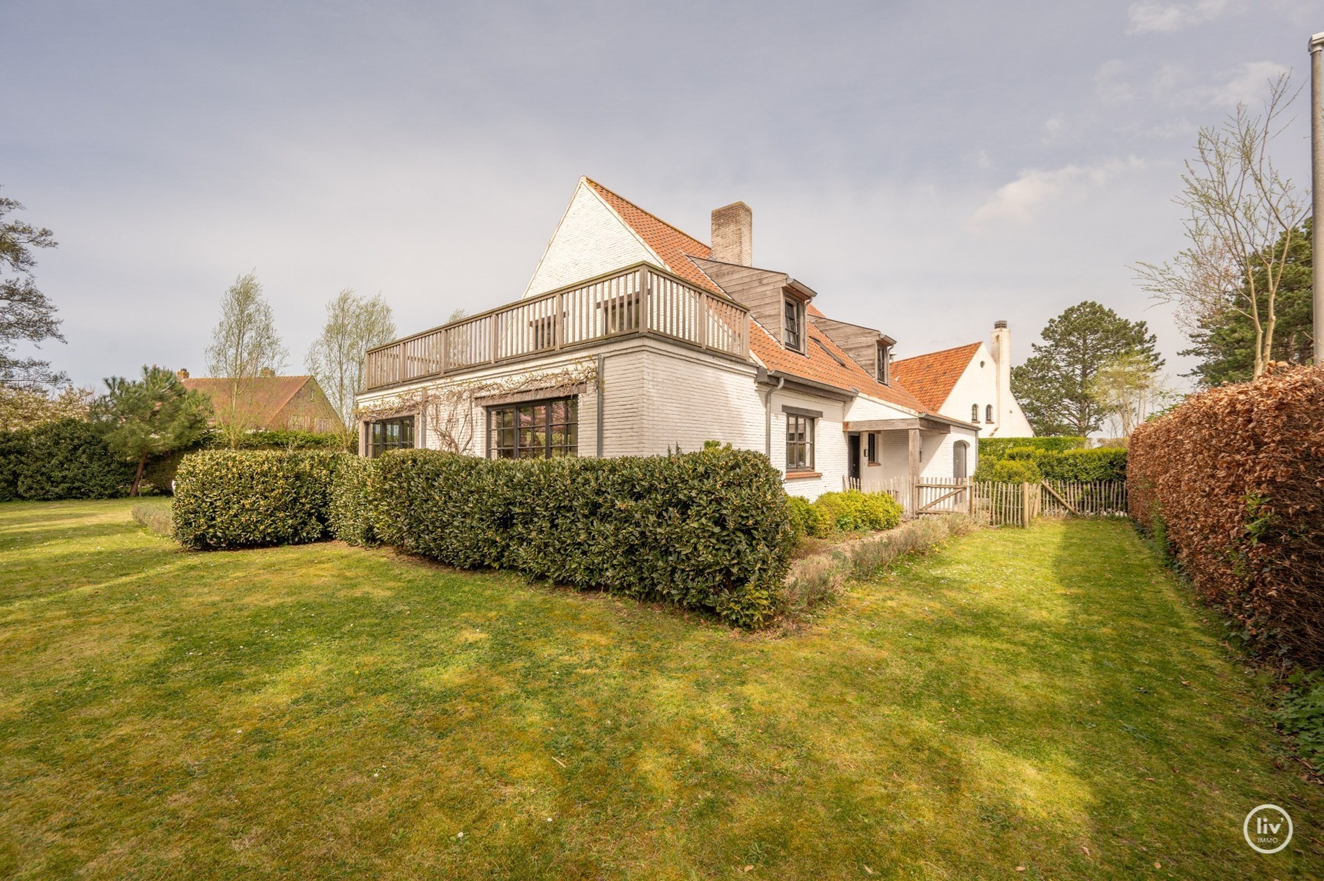 Prachtige vrijstaande villa rustig gelegen te Monikkendreef op een mooi perceel van 1000m2. 