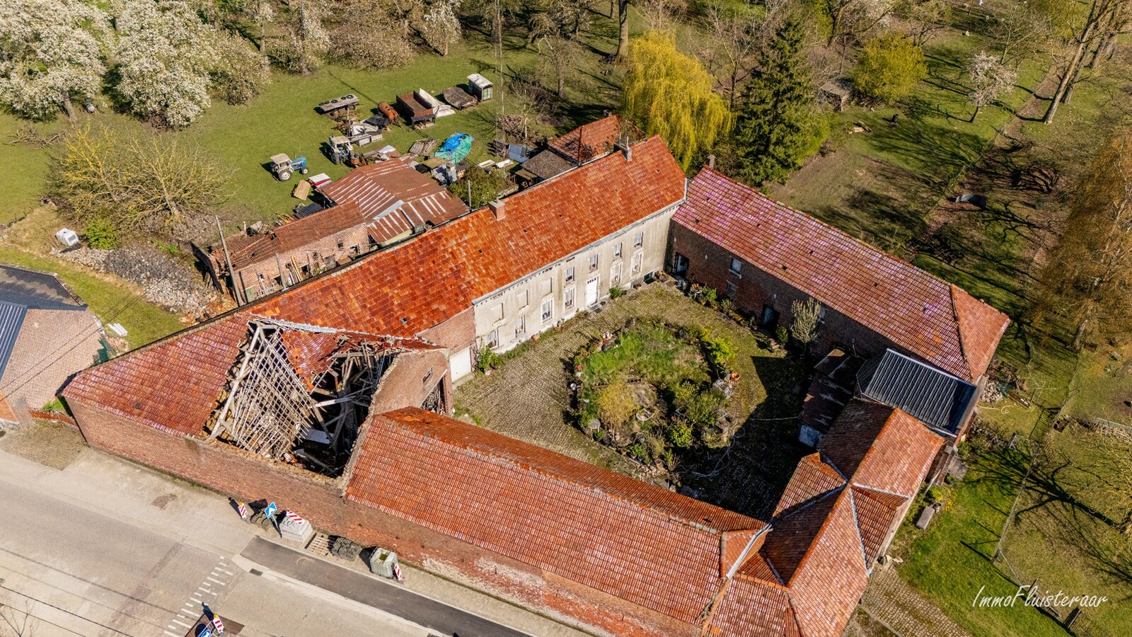 Te renoveren vierkantshoeve op een ruim perceel van ca. 2,6ha te Kortenaken 