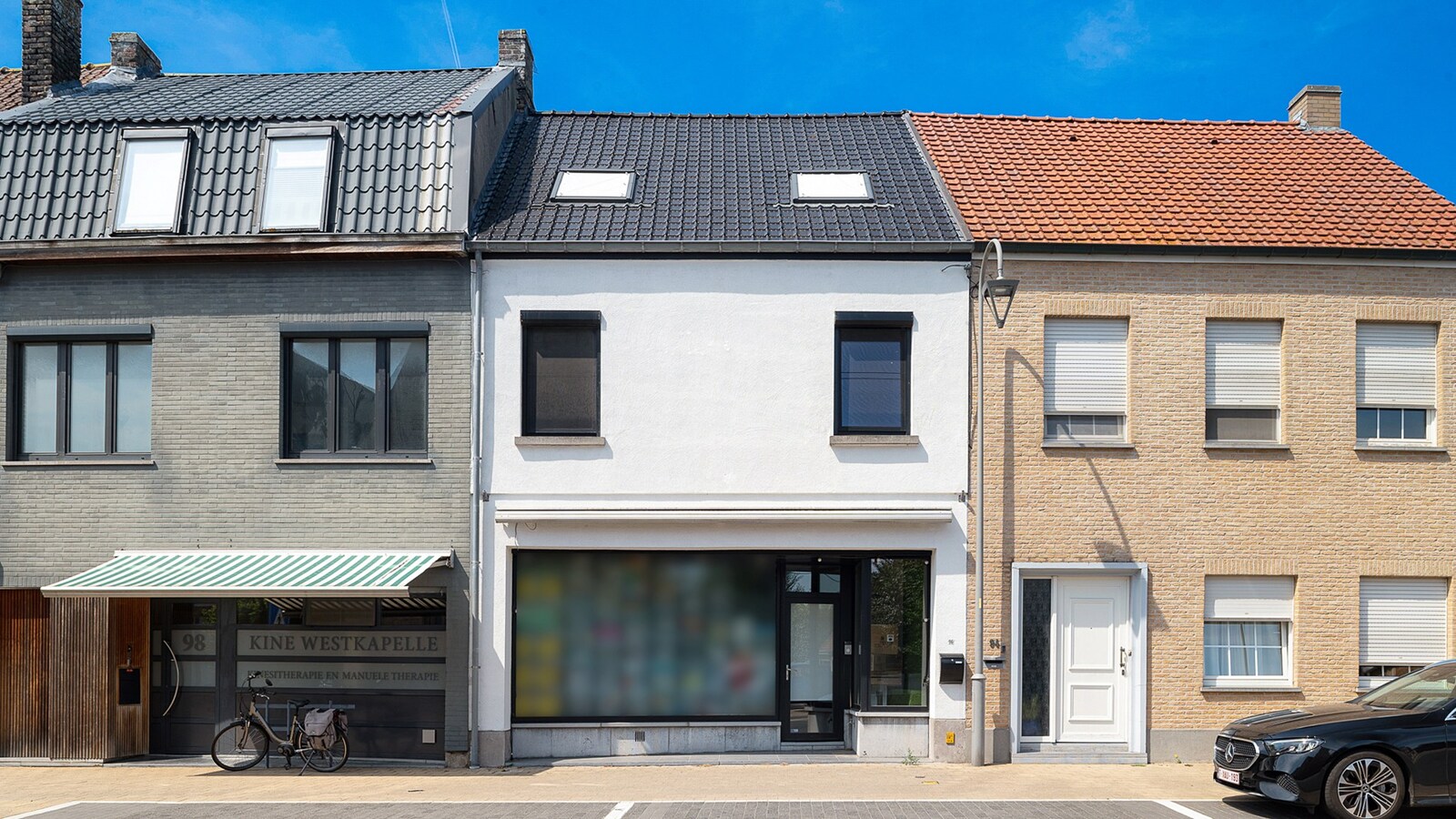 Ruime gezinswoning met handelsruimte op toplocatie in het bruisende Westkapelle. 