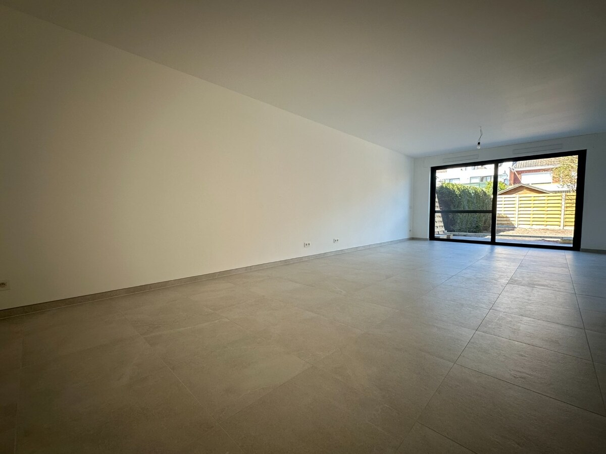 Instapklare nieuwbouwwoning met 4 slaapkamers, garage én tuin – energiezuinig wonen in hartje Sint-Antonius 