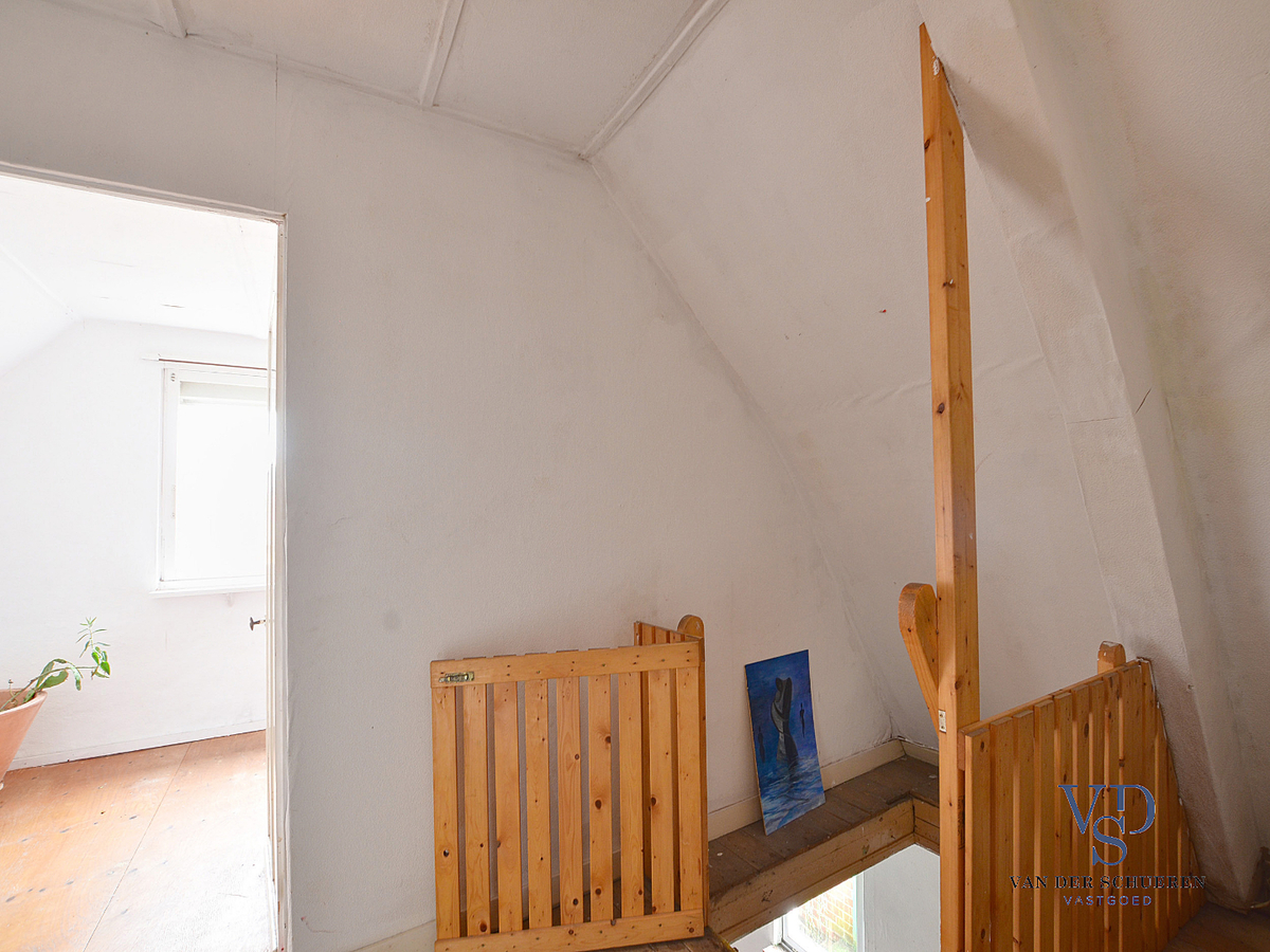 Karaktervolle, te renoveren woning (op bijna 900 m²). 