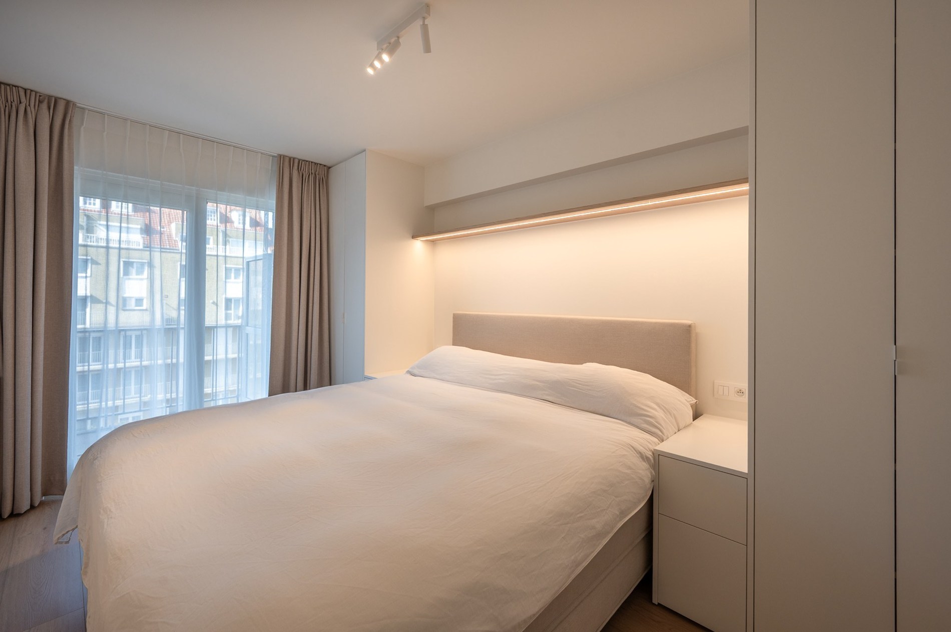 Aangenaam 3 slaapkamerappartement met zijdelings zeezicht op een aangename ligging vlakbij het Lichttorenplein te Knokke. 