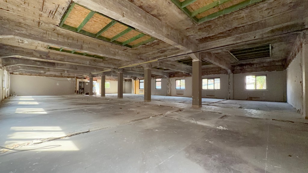 Kantoorrenovatieproject te koop vlakbij klaverblad in Gent