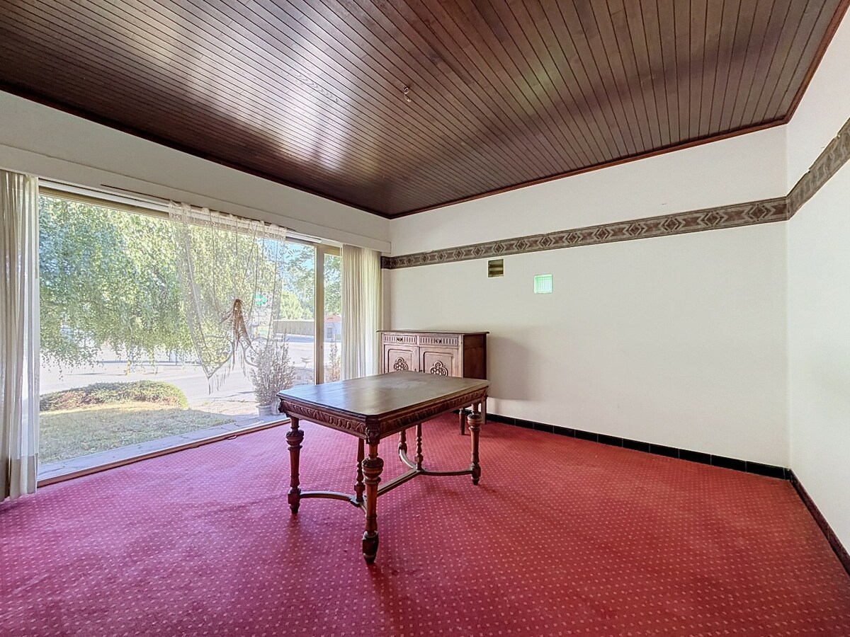 Ruime sixties villa op 3.630m² nabij dorpskern Steenhuize 