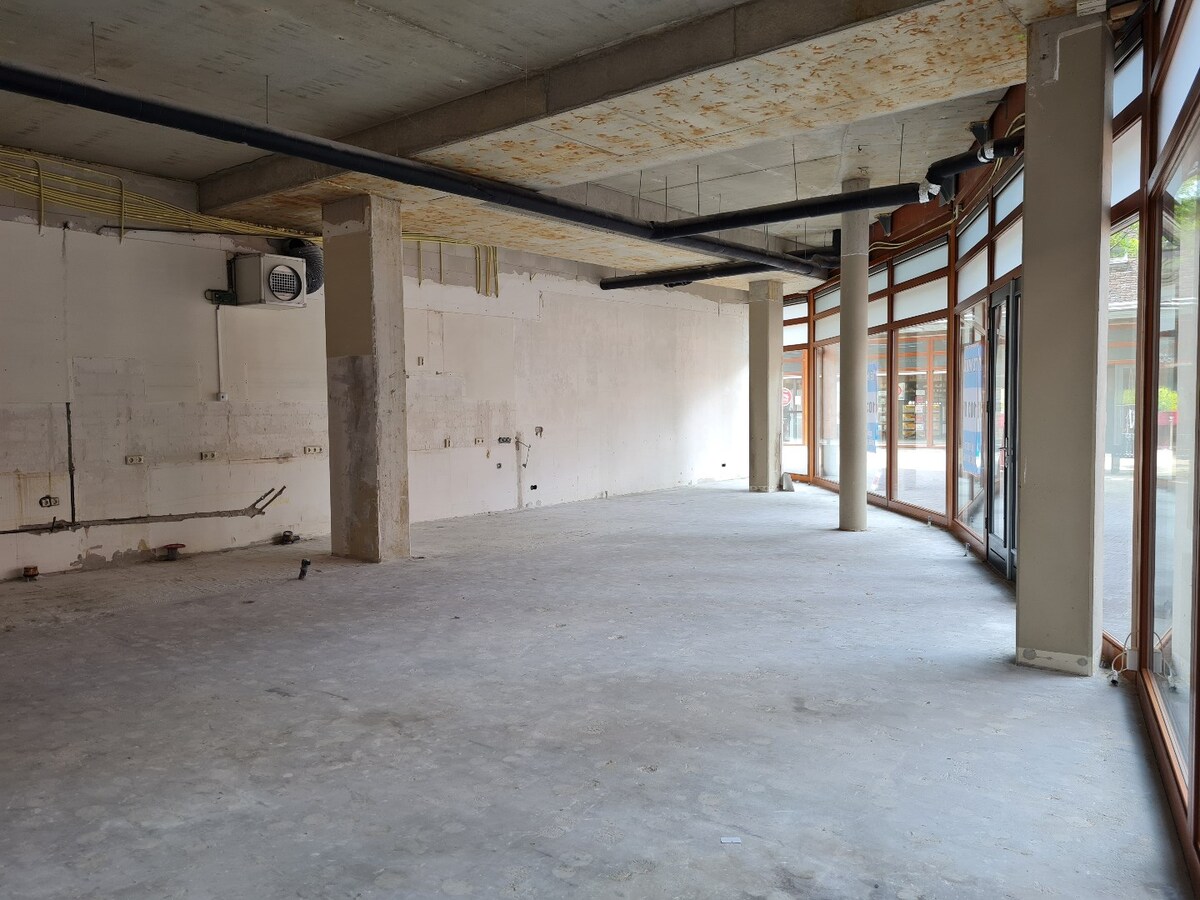 Modern winkelpand / broodjeszaak / restaurant / lunchroom op een A1-locatie in het centrum van Goirle aan de Hovel 34 